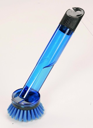 Brosse à vaisselle avec un réservoir pour le détergent