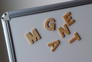 Lettres en bois magnétiques 4,2 cm de haut set de 51 pièces -- 515410