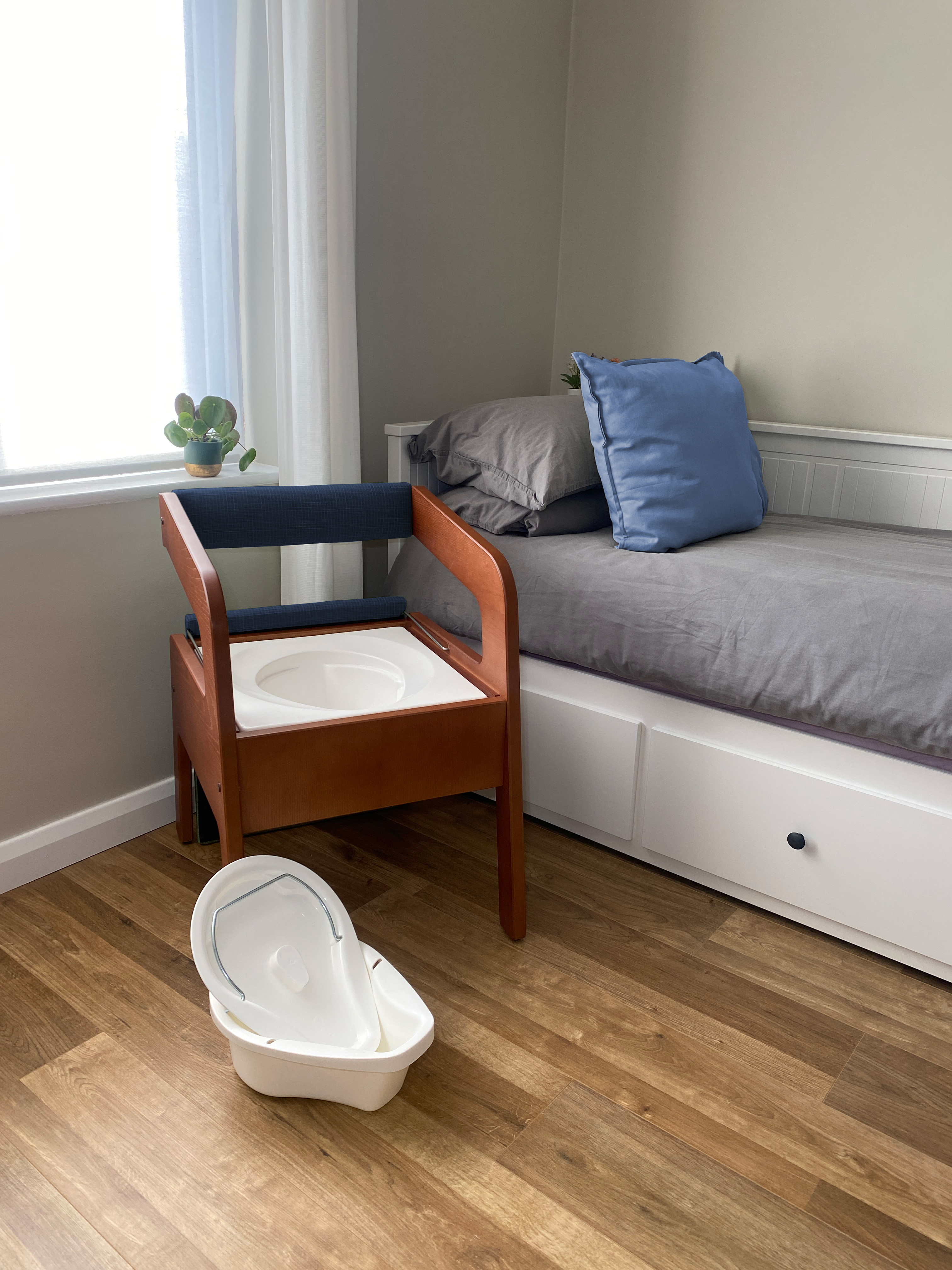 Luxe toiletstoel/zetel Scandi - walnoot/blauw