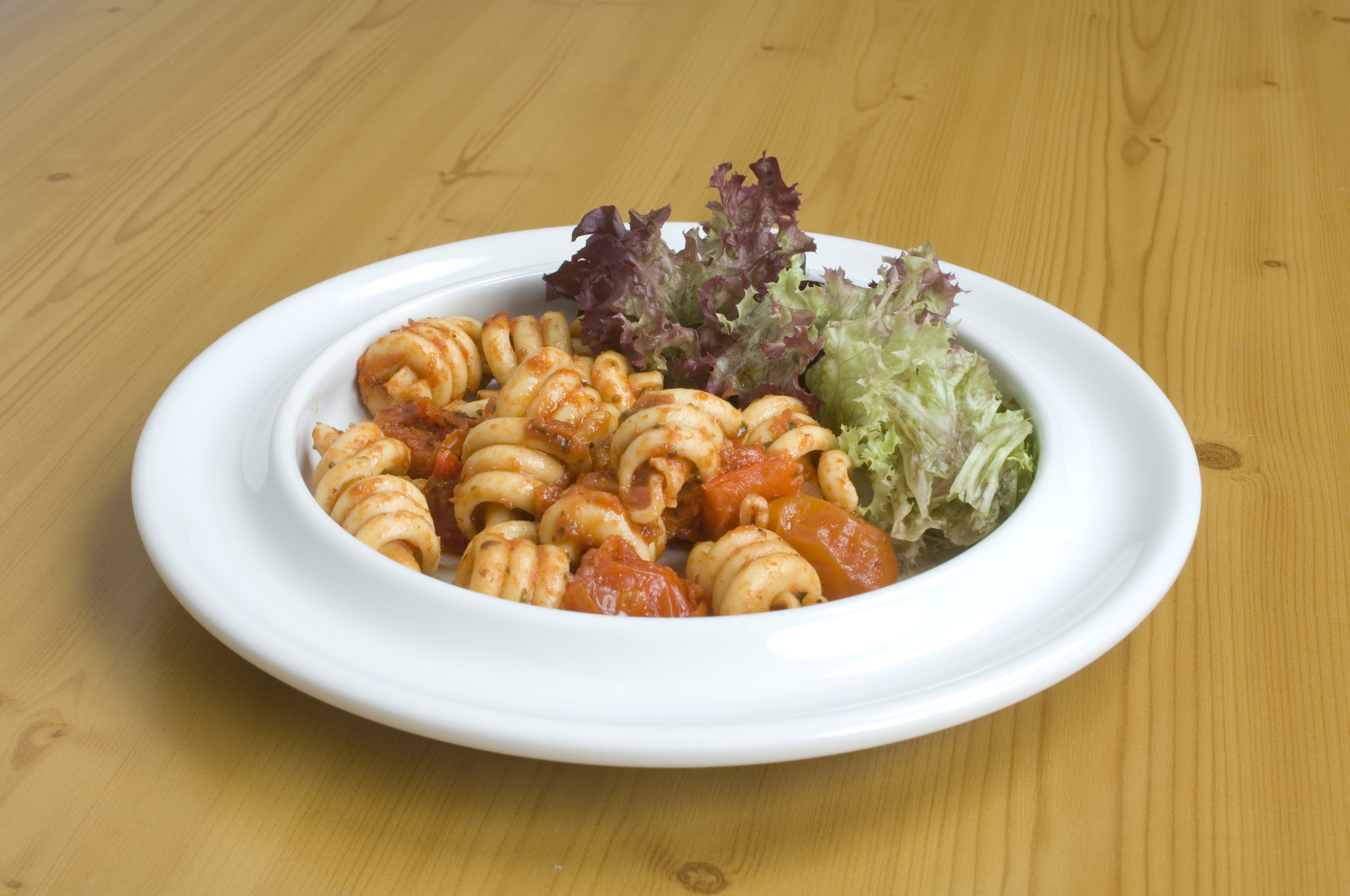 Assiette en céramique, bord rehaussé Steelite